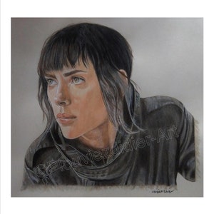 Puede incluir: Un dibujo en blanco y negro de una mujer con el pelo corto y oscuro. Ella está mirando hacia la izquierda y tiene una expresión seria en su rostro. El dibujo está firmado "Didier Loos" en la esquina inferior derecha.