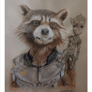 Peut inclure: Une illustration dessinée à la main de Rocket Raccoon des Gardiens de la Galaxie, portant sa combinaison spatiale signature et tenant Groot, un extraterrestre ressemblant à un arbre, dans sa main droite. Le dessin est réalisé dans des tons de brun, gris et vert sur un fond beige.