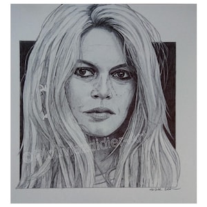 以下が含まれることがあります： 長い金髪の女性の白黒鉛筆画。このアートワークは、被写体の顔の特徴と表情を捉え、詳細な陰影とハイライトを特徴としています。アーティストのサインが見えます。