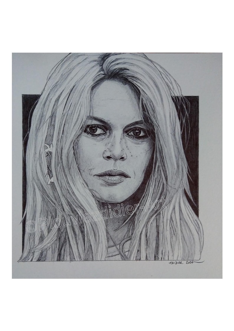 以下が含まれることがあります： 長い金髪の女性の白黒鉛筆画。このアートワークは、被写体の顔の特徴と表情を捉え、詳細な陰影とハイライトを特徴としています。アーティストのサインが見えます。