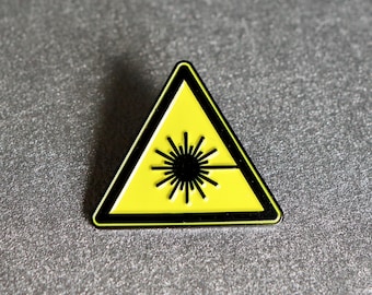 Laserhazard Emaille Anstecknadel - 30 mm Wissenschaftliche Anstecknadel
