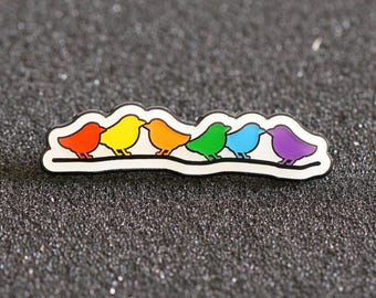 Pin esmaltado de pájaros arcoíris / Insignia inspirada en la naturaleza del orgullo (35 mm)