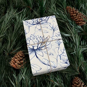 Marineblaue Lilien gemusterte Geschenkverpackung, Blumengeschenkverpackung, elegantes Liliendesign, Hochzeitsgeschenkverpackung, Feiertagsgeschenk