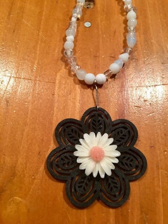 Black /& White Flower Pendant Bead Necklace