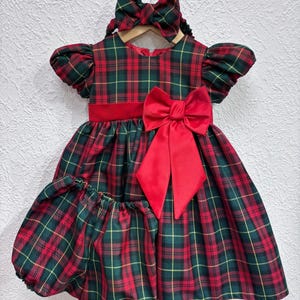 チェック柄ベビードレスセット：グリーン＆レッドのチェック柄、サテンリボン、英国製