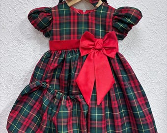 Set geruite babyjurkjes: groene en rode plaid, satijnen strik, made in England