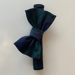 Peut inclure: Un n&oelig;ud papillon en tissu &agrave; carreaux vert et bleu. Le n&oelig;ud papillon est nou&eacute; et pr&ecirc;t &agrave; &ecirc;tre port&eacute;.