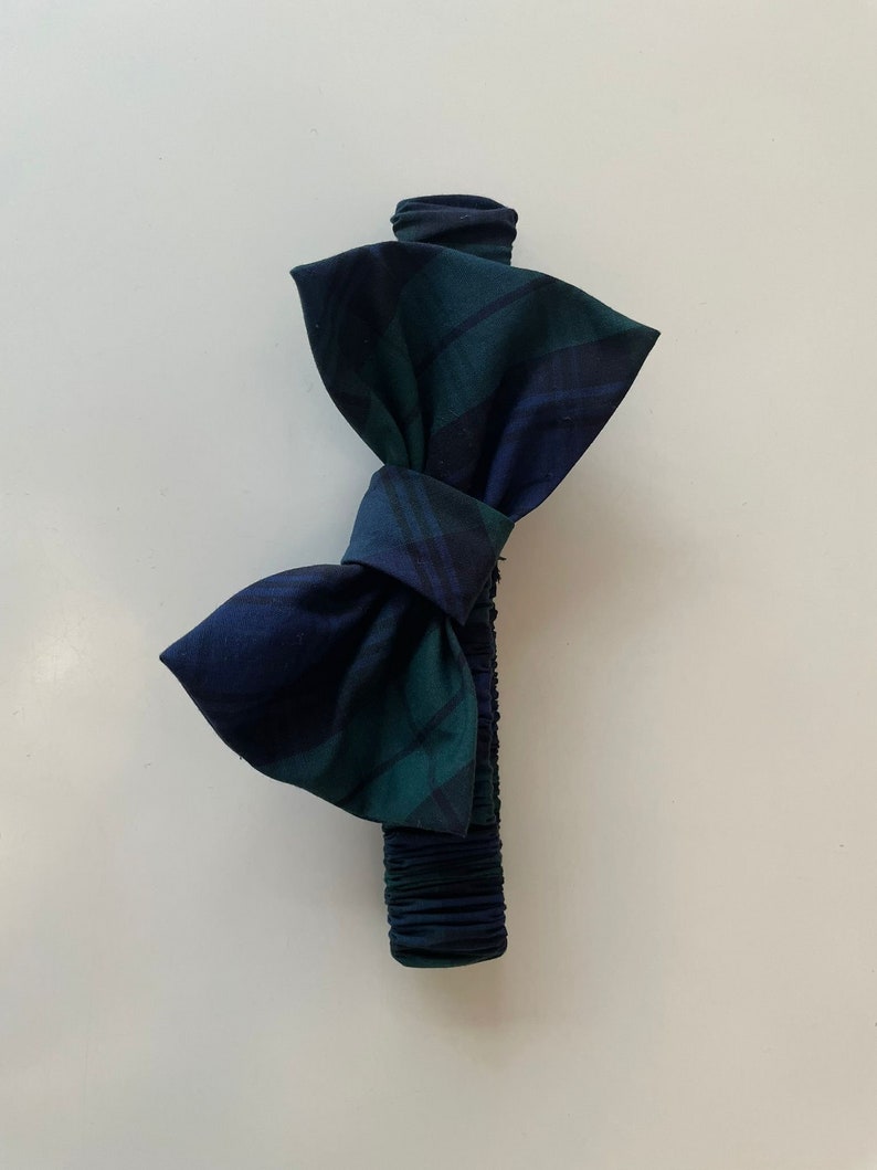 Peut inclure: Un n&oelig;ud papillon en tissu &agrave; carreaux vert et bleu. Le n&oelig;ud papillon est nou&eacute; et pr&ecirc;t &agrave; &ecirc;tre port&eacute;.