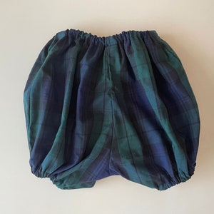 Peut inclure: Bloomer b&eacute;b&eacute; en tissu &agrave; carreaux vert et bleu avec une taille &eacute;lastique.