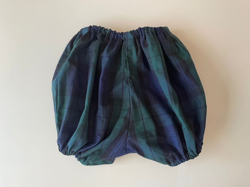Peut inclure: Bloomer b&eacute;b&eacute; en tissu &agrave; carreaux vert et bleu avec une taille &eacute;lastique.