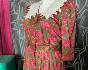 Vintage floral dress. Pointed wing collar. Shoulder pads. Dresses under 25. Womens clothing. 1980’s aesthetic. Halloween ideas. Eco friendly
