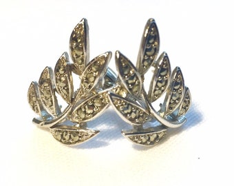 Vintage Lisner Clip-on Earrings. Leaf earrings. Delicate accessories. Costume Jewelry. Gifts under 20. Glitzy. 1940’s style. Glamorous