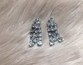 Vintage Dangle Clip-on earrings. Clip on earrings. Costume jewelry. Earrings under 20. Vintage earrings. Dangle earrings.