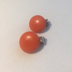 Vintage Orange Earrings. Vintage earrings. Clip on earrings. Orange earrings. Costume jewelry. Vintage accessories. Gifts under 20. Vintage.