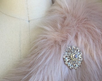 Round Vintage Brooch. Vintage brooch. Small brooch. Costume jewelry. Jewelry under 20. Gifts under 20. Formal accessories. Vintage.