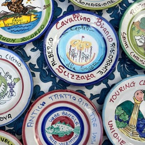 Prato Vintage Buon Ricordo: Decoração de Parede em Cerâmica Italiana Pintada à Mão 6 de novembro