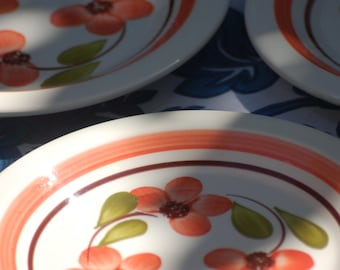 Włoskie talerzyki deserowe w stylu vintage: zestaw ceramiczny z motywem łososia i kwiatów