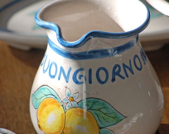 Caraffa in Ceramica Siciliana in Maiolica BUONGIORNO LIMONI, disegnata da Italian Summers, realizzata a mano in Sicilia, Artigianale