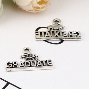 5 Antique Silver Metal Alloy &quot;Graduate&quot; Graduation Caps Charms 22 x 13mm (B166L)