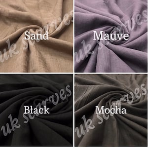 Op de afbeelding: Vier stofstalen in verschillende kleuren: zand, mauve, zwart en mokka. De stof is zacht, lichtgewicht en heeft een licht getextureerd oppervlak.
