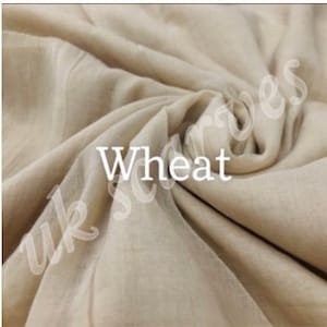 Op de afbeelding: Drie stofstalen in verschillende kleuren: off-white, tarwe en mink. De stof is een zachte, lichtgewicht linnenmix.
