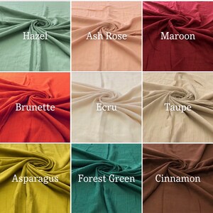 Op de afbeelding: Negen stofstalen in verschillende kleuren, waaronder Hazel, Ash Rose, Maroon, Brunette, Ecru, Taupe, Asparagus, Forest Green en Cinnamon.