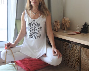 Réservoir de yoga, haut de yoga imprimé, t-shirt de yoga, sérigraphie boho, yoga kundalini, vêtements blancs de yoga, vêtements pour la méditation, spirituel