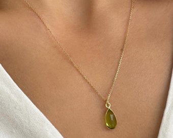 Collier péridot brut, pendentif goutte péridot, collier péridot en forme de larme, collier août, cadeaux Vierge, cadeaux Lion, cadeau bijoux, cadeaux d'anniversaire