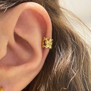 Blumen Ohrmanschette, Minimalist Ohrmanschette, botanische Ohrmanschette, nicht durchbohrte Ohrringe, Gold Ohrmanschette, Huggie Ohrmanschette, Knorpel Ohrmanschette