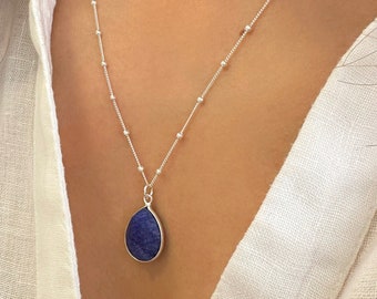 Collier saphir bleu brut, cadeau d'anniversaire, bijoux en saphir bleu véritable, collier de pierres précieuses brutes, cadeaux vierge, cadeaux balance, collier satellite