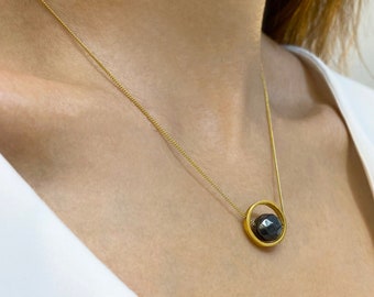 Collar minimalista con colgante de esfera giratoria, hematita auténtica y cadena de plata 925.