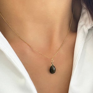 Grüne Turmalin Halskette, Oktober Birthstone Halskette, Geburtstagsgeschenk, Rohe Kristall Halskette, Natürlicher Turmalin schmuck