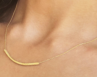 Collier barre fine, délicat collier en or, collier tube en or, collier souriant, collier minimaliste, collier de perles tubes, collier superposé