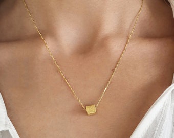 Geometrische hanger, minimalistische ketting, geometrische ketting, kubus hanger, gouden kubus ketting. Sierlijke ketting, kleine kubus ketting,