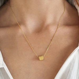 Colgante de cubo geométrico, collar de oro delicado, joyería minimalista, collar con colgante de cubo geométrico, collar en capas