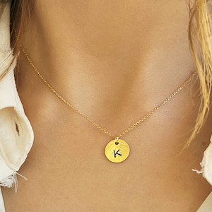 Collar de moneda pequeña con nombre, collar significativo, collar con nombre, regalo personalizado, regalos de Navidad, colgante estampado a mano