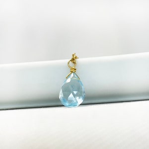 Raw Aquamarine Necklace or Aquamarine Choker.
Aquamarine Pendant. 
Dainty Aquamarine teardrop in a Light blue Stone Necklace.
 
925 Sterling silver, Aquamarine  
Great idea for a birthday gift, Pisces gift, or Aries Gift.
