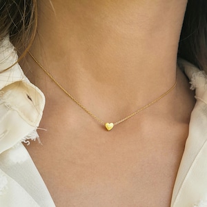 Winzige Goldherzhalskette, Puffy Herzhalskette, Minimalistischer Schmuck für ein Brautjungfergeschenk, Liebeshalskette mit Herzanhänger