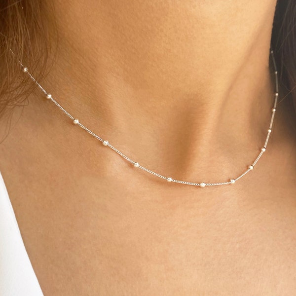 Ras de cou satellite, collier minimaliste, collier en couches, tour de cou en argent délicat, tour de cou petites boules, tour de cou en couches, cadeau de fête des mères