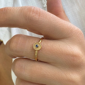 Sierlijke ring met blauwe saffier, gouden Byzantijnse ring, eigenzinnige ring, geboortesteensieraden september, gouden ring Chevalier, minimalistische ring