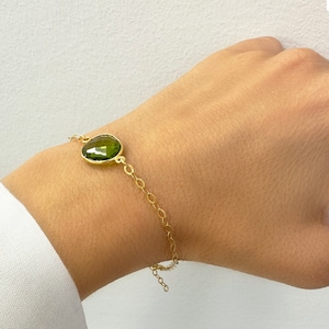 Bransoletka z surowego peridotu z kamieniem szlachetnym sierpnia, biżuteria zodiakalna sierpnia na prezenty urodzinowe. Bransoletka na szczęście z zielonego kamienia szlachetnego