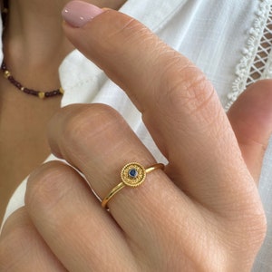 Sierlijke ring met blauwe saffier, gouden Byzantijnse eigenzinnige ring, september geboortesteen sieraden, minimalistische religieuze gouden ring