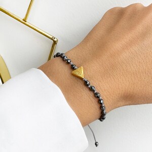 Triangulärt minimalistiskt armband med äkta hematit för lycka, trendiga ädelstenssmycken,