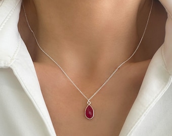 Ciondolo con pietra portafortuna di luglio in rubino autentico, collana con pietra preziosa rossa dello zodiaco, gioiello minimalista a forma di lacrima, catena in argento 925