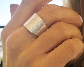 Matte zilveren ring, verstelbare ring, statement ring, chunky zilveren ring, one size ring, brede band open ring, open rug ring, chevalier ring