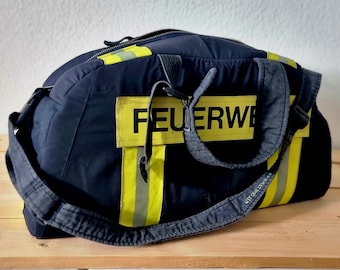 Du lieferst mir Deine ausrangierte Hupf Bekleidung der Feuerwehr und ich näh Dir deine ganz persönliche XL Duffle Bag Tasche daraus.