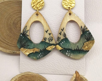 Boucles d'oreilles en bois peint à l'aquarelle bleu vert et résinées. Fabriqué par mellbijouxfrance