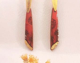Boucles d'oreilles petit baton en bois peint à l'aquarelle rouge et résinées. Fabriqué par mellbijouxfrance
