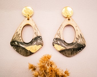 Boucles d'oreilles en bois peint à l'aquarelle grises noires et résinées. Fabriqué par mellbijouxfrance