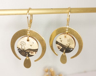 Boucles d'oreilles demi lune en bois peint à l'aquarelle grises noires et résinées. Fabriqué par mellbijouxfrance